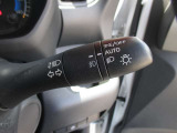 車外の明るさに応じでライトを点灯、消灯してくれるオートライト機能です☆お天気の良い昼間のトンネル走行などオートにしてると便利で安心です☆エンジン停止時にライトの消し忘れも無くなります☆