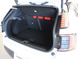 荷室は318Lの容量があり、V40と比べてほぼ同等です ハッチと連動して開閉するトノカバーにより、ラゲッジのプライバシーが保たれています