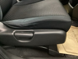 手動のレバーを使って、背もたれの角度を変えることができます。