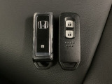 スマートキーを装備しています。鍵を差し込むことなくドアロックの開け閉めと、スタートボタン操作でのエンジンスタートができます。スペアキーも同じものを用意しております。