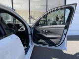 国道1号線に沿い横浜市営地下鉄「三ッ沢上町駅」から徒歩約10分。 BMW Premium Selection 横浜三ッ沢店 / 〒240-0062神奈川県横浜市保土ヶ谷区岡沢町322-3 / TEL:045-612-8488