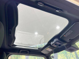 【ガラスルーフ】ガラスルーフ搭載で車内の解放感が一気にアップ!開放的なドライブをお楽しみいただけます。