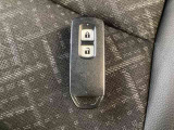 スマートキーを装備しています。鍵を差し込むことなくドアロックの開け閉めと、スタートボタン操作でのエンジンスタートができます。