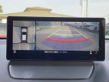 狭い場所での駐車やすれ違いなどでより的確な運転操作に役立つ360°ビューモニターが装備されています。