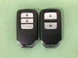 スマートキーを装備しています。鍵を差し込むことなくドアロックの開け閉めと、スタートボタン操作でのエンジンスタートができます。スペアキーも同じものを用意しております。