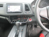 CVT車のセレクトレバーです。低速から高速まで、変速ショックのないスムーズな走りを実現するとともに、エンジン効率のよい領域を維持することで燃費にも貢献します