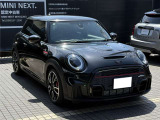 滝の流れのようなルーフからボディーにかけての「カスケードライン」はMINIの安定性あるルックスを表すデザインです