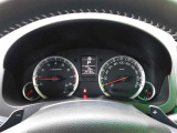 シルバーリング加飾が施されたスポーティな2眼コンビネーションメーター。走行距離は29180Km(入庫時)