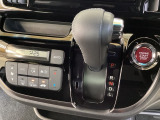 CVT車のセレクトレバーです。低速から高速まで、変速ショックのないスムーズな走りを実現するとともに、エンジン効率のよい領域を維持することで燃費にも貢献します。
