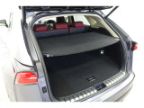 トノカバー付きのラゲッジルーム、旅行やお買い物、レジャーにも重宝します。また、トノカバーを外し、リアシートを畳めば普段搭載出来ない大きな荷物を搭載することも出来ます。