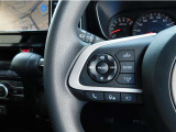 ハンドルから手を離さずにオーディオの操作ができるステアリングスイッチを装備。わき見運転の防止にもなり安全運転に貢献します。