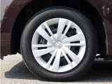 純正ホイールキャップ付き14インチスチールホイールです。タイヤサイズは165/65R14
