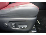 運転席にはパワーシートが付いております。パワーシートは指先1つで操作出来るためチカラの弱い女性の方でもシートに座ったまま操作出来ます♪