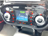 【オートエアコン】一度お好みの温度に設定すれば、車内の温度を検知し風量や温度を自動で調整。暑い…寒い…と何度もスイッチ操作をする必要はありません。快適な車内空間には必須の機能ですね♪