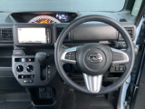 運転席周りです。カップホルダーや小物の収納などは必須ですよね!!使い勝手の良いつくりになっております!!