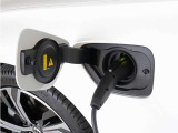 専用コードを接続するだけで簡単に充電が行えます。プラグインハイブリッドモデルRecharge T6 AWD PHEVは、走行中の充電のほか、自宅などに設置された充電機器からの充電が可能です。