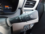 ヘッドライトスイッチをAUTOにしておけば昼間でもトンネルなど暗い所に入った時には自動的にヘッドライトが点灯。高速道路などトンネルの多いところを走行する時、大変便利です。