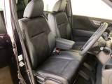 女性でも運転がしやすいように、シートの高さ調整機能(シートリフター)がついています。運転席と助手席の間が空いている為、助手席側への移動がスムーズです。交通量の多い道でも助手席側から乗り降りができます。