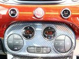 『1台』のお車に対して、3名体制で日々議論を重ね仕入れを行っております。