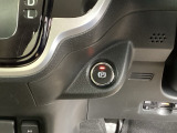 パーキングブレーキはボタンタイプの電子制御パーキングブレーキですので運転席と助手席の間もすっきりしています。