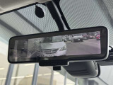 インテリジェントルームミラー☆後席に乗っている人や、大きな荷物を載せていると見にくくなりがちな後方視界。。こちらは車両後方のカメラ映像をミラーに映すので、天候にも影響されないクリアな後方視界を実現☆