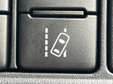 【レーントレーシングアシスト】高速道路走行時、車線からはみ出しそうになるとレーンの中央を走るようにステアリング操作をアシスト。より安全な運転をサポートしてくれます!