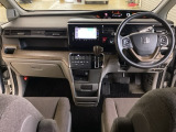 車内は光触媒抗菌消臭施工済です。インパネ周りはスタイリッシュなデザインで機能や装備も充実しています。グローブボックスやカップホルダーのほかにトレーなどたくさんの収納スペースが付いています。
