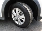 純正アルミホイールを装着しております。タイヤサイズは16インチです。