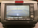 バックでの車庫入れも安心です! リアカメラが付いているバックモニター付のナビを装備しております。操作線もついており距離感も画面から確認できます。