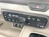 【オートエアコン】一度お好みの温度に設定すれば、車内の温度を検知し風量や温度を自動で調整。暑い…寒い…と何度もスイッチ操作をする必要はありません。快適な車内空間には必須の機能ですね♪