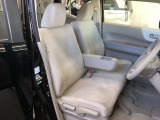 女性でも運転がしやすいように、シートの高さ調整機能(シートリフター)がついてます。運転席と助手席の足元が空いている為、助手席側への移動がスムーズです。交通量の多い道でも助手席側から乗り降りができます。