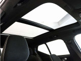 屋根一面まるごととも言える特大サイズのチルトアップ機構付電動パノラマ・ガラス・サンルーフ。晴天時はもちろん、雨天・曇天時にもシェードを開けることで常に開放的な車内空間を実現させてくれます。