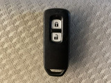 スマートキーを装備しています。鍵を差し込むことなくドアロックの開け閉めと、スタートボタン操作でのエンジンスタートができます。