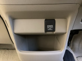 アクセサリーソケットはUSBのアダプターなどをつければ、スマホの充電にも使えます。周辺には物が置けるボックスがついています。