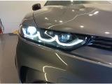 3連装LEDユニットが奏でるデイタイムランニングライトのライン。昼夜を問わず常に点灯し、対向車や歩行者、サイクリストからの被視認性を高め、事故発生のリスクを低減します。