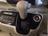 CVT車のセレクトレバーです。低速から高速まで、変速ショックのないスムーズな走りを実現するとともに、エンジン効率のよい領域を維持することで燃費にも貢献します。