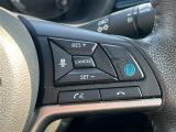 【プロパイロット】プロパイロットは、運転者が設定した車速を上限に先行車と車速に応じた車間距離を保ちながら、車線中央付近を走行するための運転操作を支援します。
