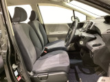 広い足元にゆったり座れるシートです。運転席と助手席の間が空いているため、助手席側への移動がスムーズです。交通量の多い道でも、助手席側から乗り降りができます。
