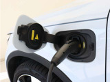 コンセントタイプ(3kW)やウォールボックスタイプ(6kW)の充電器を用いて、ご自宅で簡単充電。一般的な家庭用の200V交流充電ケーブルでは、約8時間で80%まで充電!1時間あたり7~14kmを走行できる電力を充電できます。