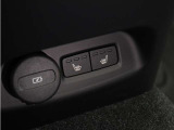 リアシートにもシートヒーターを装備。4席全てで独立した調整が可能です。