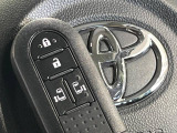 【スマートキー】カバンやポケットに入れたままでもドアの施錠・解錠が可能なスマートキーを装備。エンジンのオン・オフ時もカギを取り出す必要が無いからとっても便利です♪