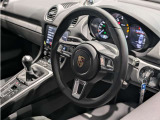納車された瞬間からポルシェらしい走りを堪能して頂けるよう、スポーツカーとして重要な要素となるホイール・タイヤのコンディションも徹底的に検査いたします。