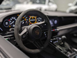 納車された瞬間からポルシェらしい走りを堪能して頂けるよう、スポーツカーとして重要な要素となるホイール・タイヤのコンディションも徹底的に検査いたします。