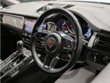 ポルシェの認定中古車は、ポルシェの特徴や構造、システムに精通したプロフェッショナルであるテクニシャンによって、合計111項目にわたる厳格なチェックをクリアした車両のみを取り扱っております。