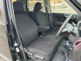 運転席まわりには十分なスペースがあり、大柄な方でもゆったり運転していただける環境です。