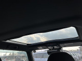 【ガラスルーフ】室内に解放感がでて明るくなる為運転する時の気持ちをより一層高めてくれます。夜は全開にして星を眺めるなんてしたらロマンチックですね♪//