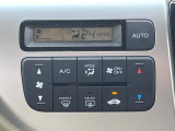 【オートエアコン】一度お好みの温度に設定すれば、車内の温度を検知し風量や温度を自動で調整。暑い…寒い…と何度もスイッチ操作をする必要はありません。快適な車内空間には必須の機能ですね♪