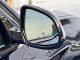 追い越し車線上を急接近してくる車両を認識してミラー内側に組み込まれたインジケータを点滅させドライバーに警告します。注意喚起に気づかず、ドライバーがそのまま車線を越えた場合には車線維持をサポートします。