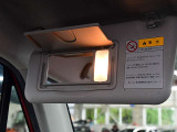 運転席、助手席共に照明付きのバニティーミラーが付いています。