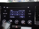 タッチパネルでの操作でiPodなどポータブルオーディオの接続も可能なディスプレイ一体オーディオが付いています。